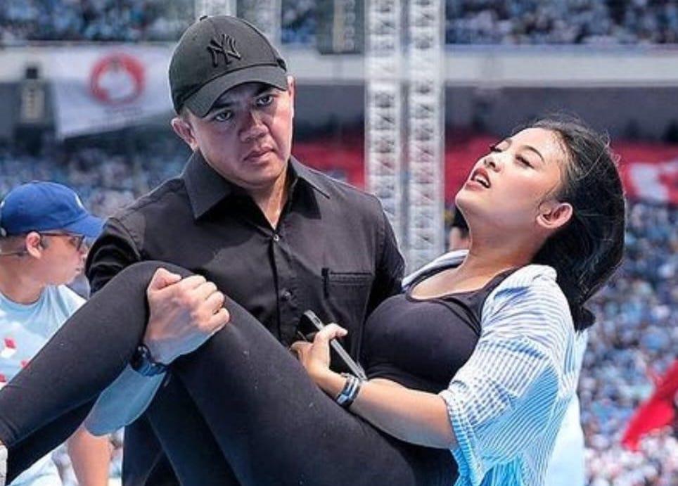 Disebut Pura-pura Pingsan, Cewek yang Digendong Mayor Teddy Beri Klarifikasi