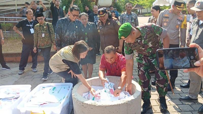 KPU Jembrana Musnahkan Ribuan Surat Suara Rusak