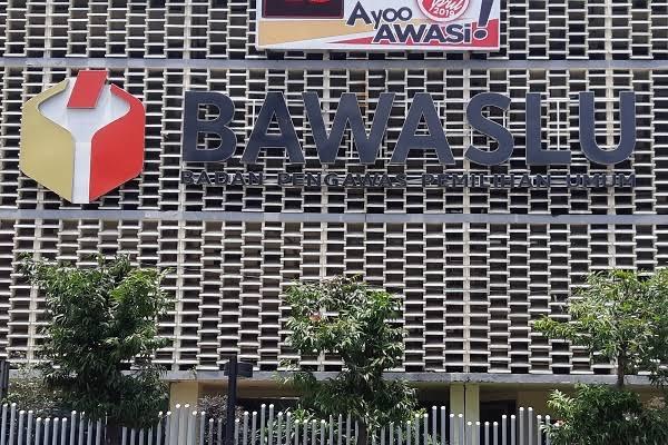 Bawaslu Lakukan Temuan Pelanggaran KPPS: Diselipi Stiker Caleg dan Spesimen Suara