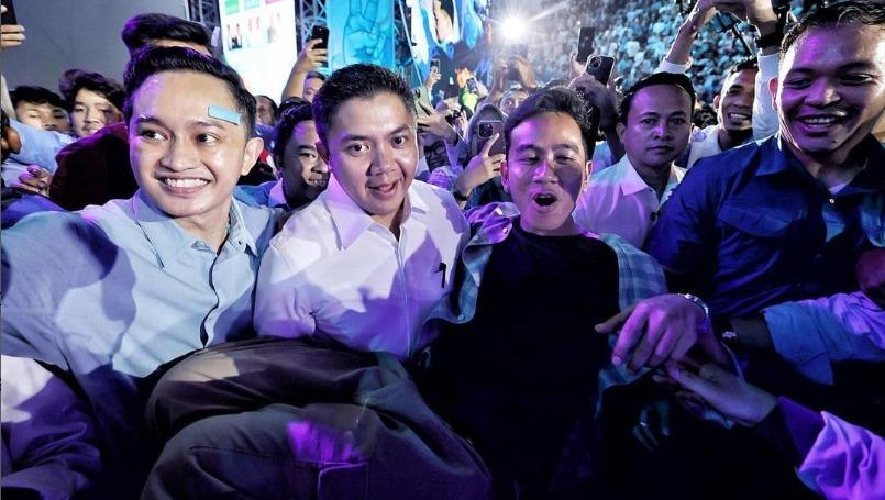 Giliran Mayor Teddy Gendong Gibran, Netizen: Takut Mas Kaesang Minta Juga