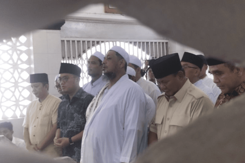 Prabowo Berziarah ke Makam Habib Ali di Kwitang