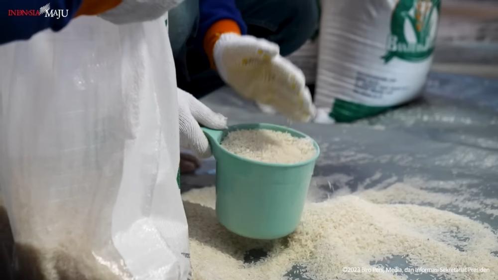 Jokowi Salurkan Bantuan Cadangan Pangan Beras 10 Kg ke Warga Tangsel
