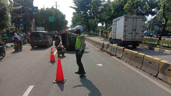 Laka Tunggal Fortuner di Jalan Pemuda Rawamangun, Mobil Terguling usai Tabrak Separator Busway