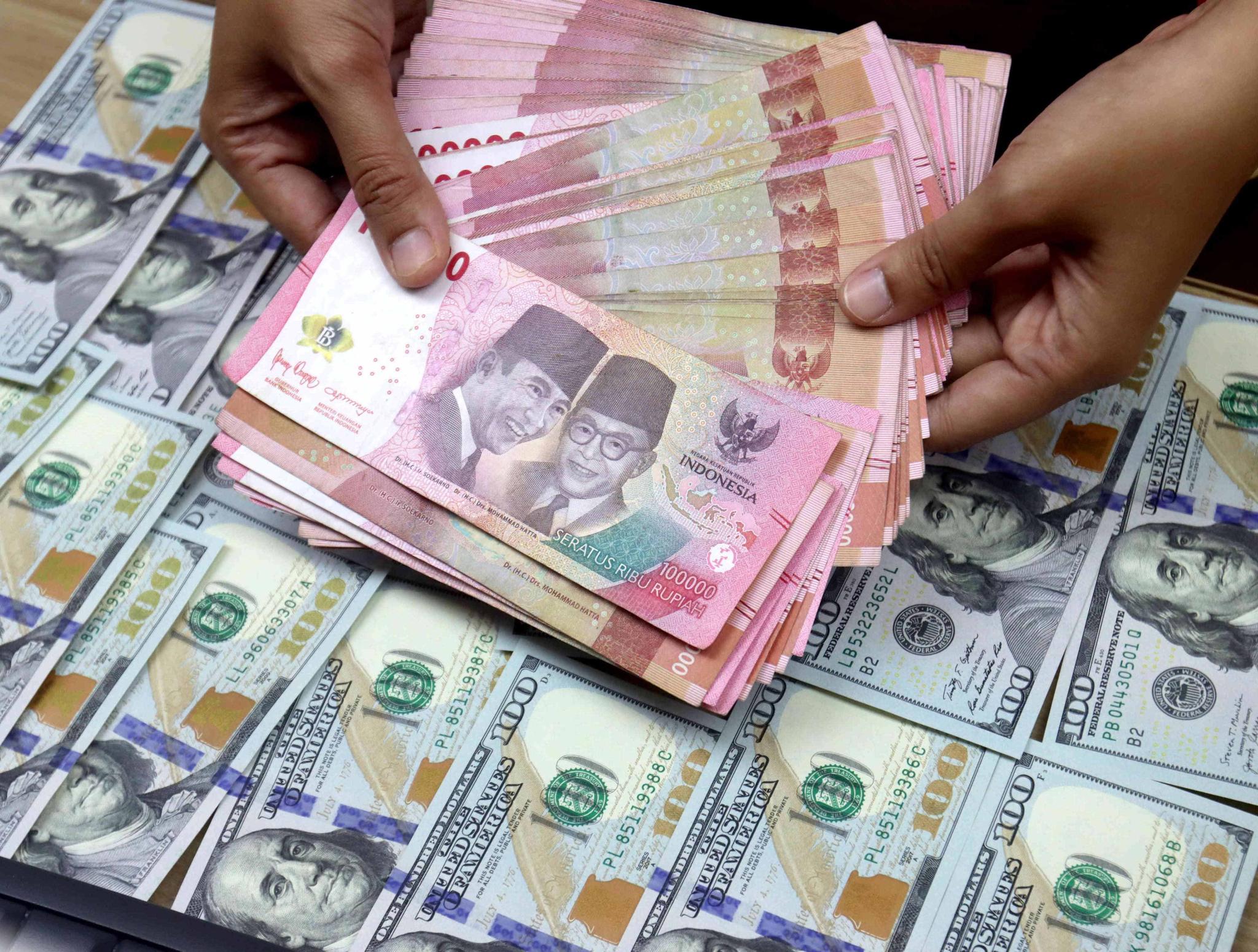 Rupiah Longsor Respons Sikap Bank Sentral AS yang Kurang Dovish