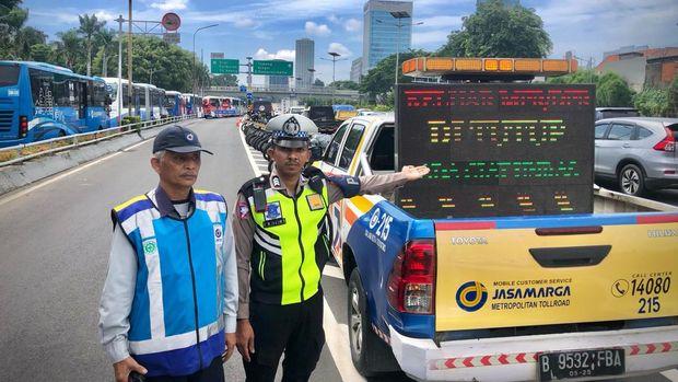 Polisi Tutup Exit Tol Senayan Imbas Demo di Depan Gedung DPR