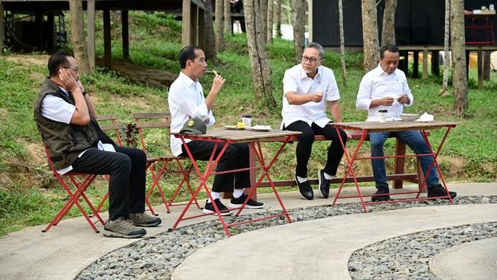 Pagi Ini, Presiden Jokowi Nyarap Rebusan Sukun Bersama Para Menteri di IKN