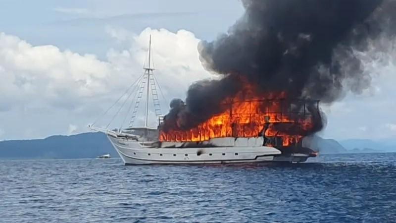 Polres Raja Ampat Periksa 8 ABK The Oceanik Buntut Kapal Terbakar di Perarian Aborek
