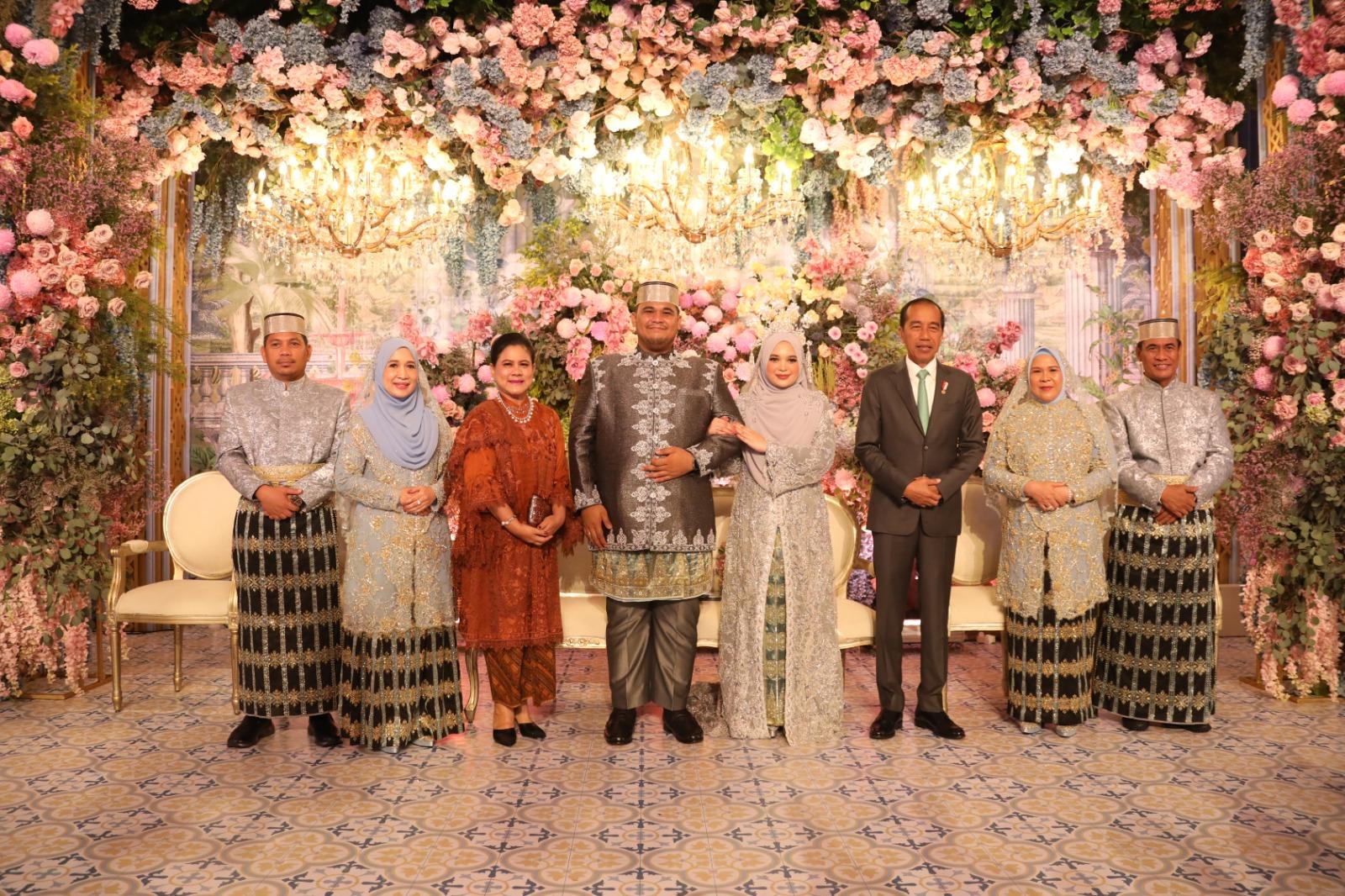 Jokowi 1 Jam di Resepsi Putra Mentan Amran