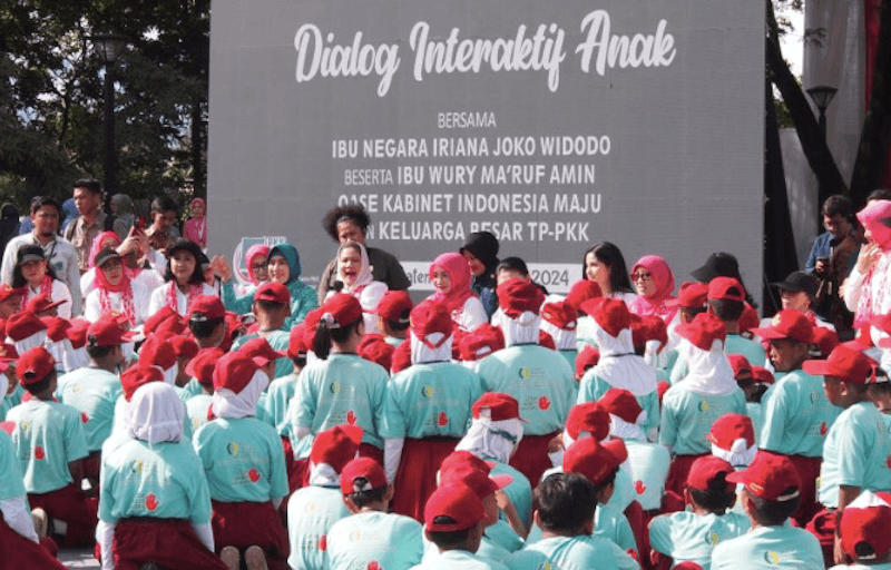 Hadiri Dialog Interaktif Anak, Iriana Jokowi Bagikan Buku dan Sepeda