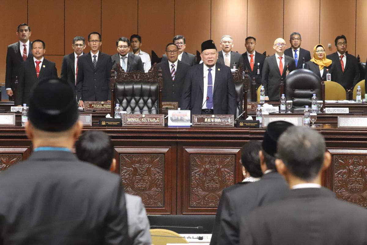 Sidang Paripurna DPD RI Bacakan Kepres Pemberhentian Senator AWK