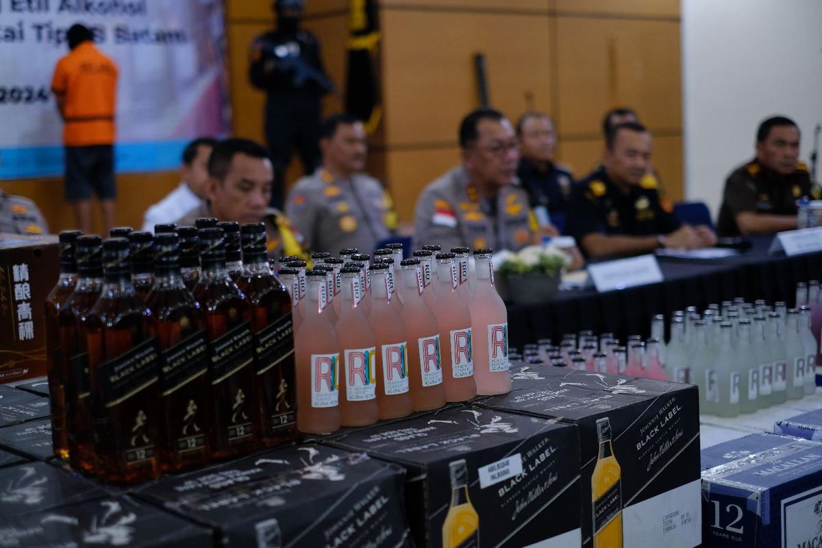 Bea Cukai Batam Tindak Puluhan Ribu Botol Miras Ilegal Asal Singapura