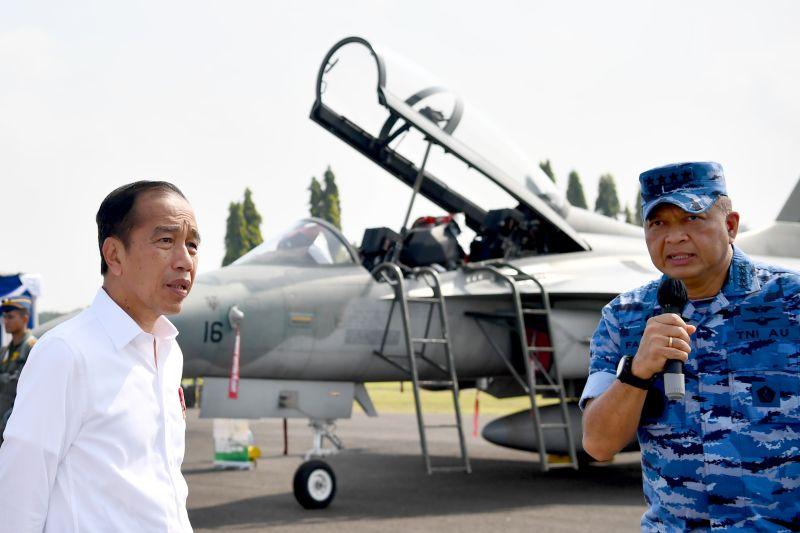 Jokowi-Prabowo Tinjau Kesiapan Pesawat Tempur di Lanud Iswahjudi