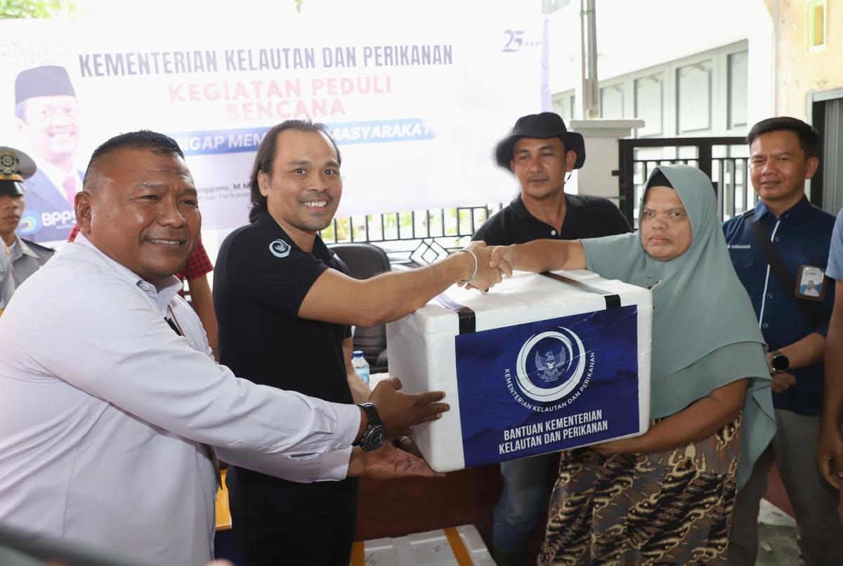 Menteri Trenggono Kirim Produk Perikanan Bantu Korban Bencana Alam di Sumbar