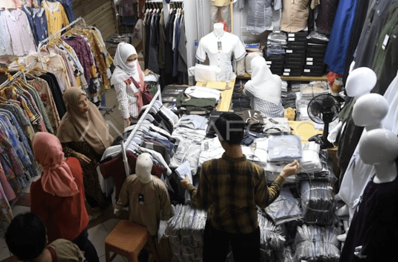 Awal Ramadan, Warga Padati Pasar Tanah Abang