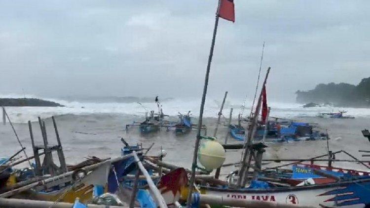 Bey Imbau Nelayan Pesisir Selatan Jabar Waspadai Gelombang Tinggi