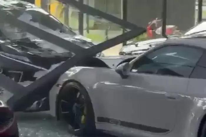 Pengemudi Xpander Mabuk saat Tabrak Porsche di Showroom PIK 2