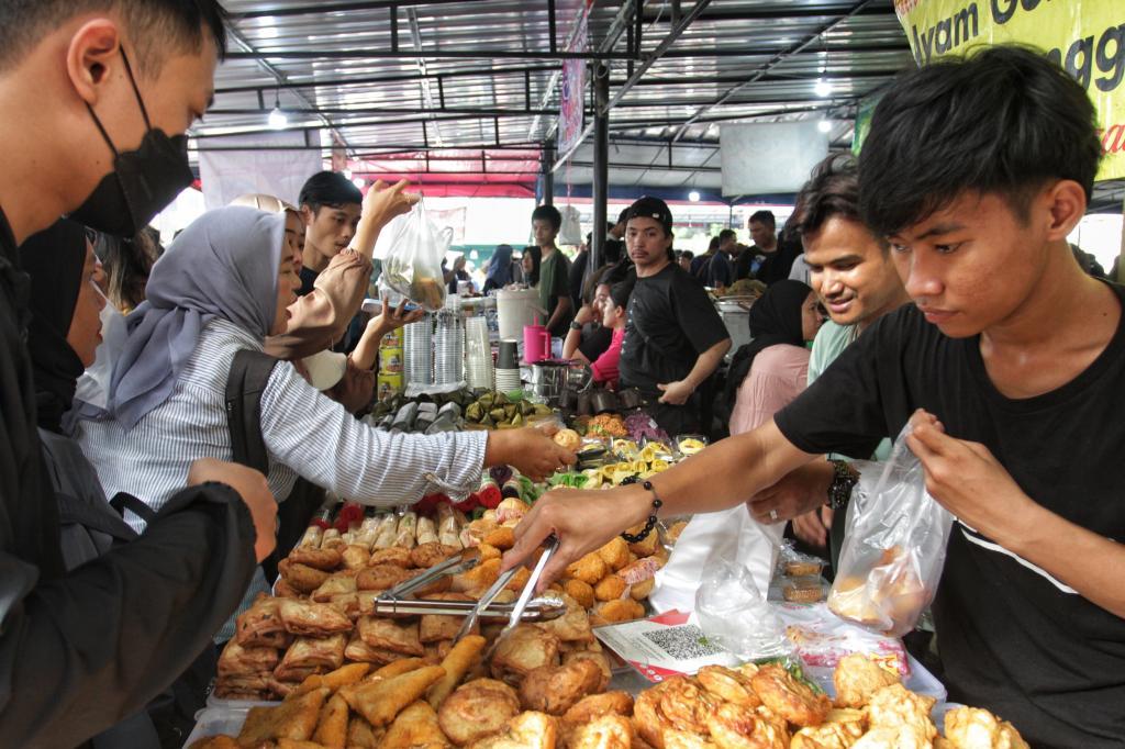 Viral! Tak Puasa tapi Berburu Takjil, Pedagang: Kita mah Seneng-Seneng Aja!
