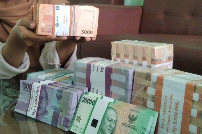 Rupiah Melaju di Zona Merah saat BI Diproyeksikan Tahan Suku Bunga