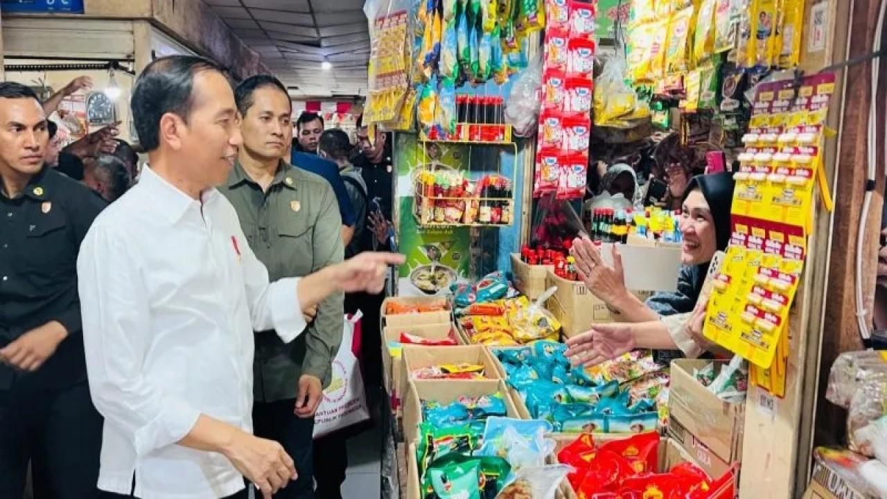 Jokowi Cek Harga Bahan Pokok di Pasar: Ada yang Naik, Tapi Nggak Banyak