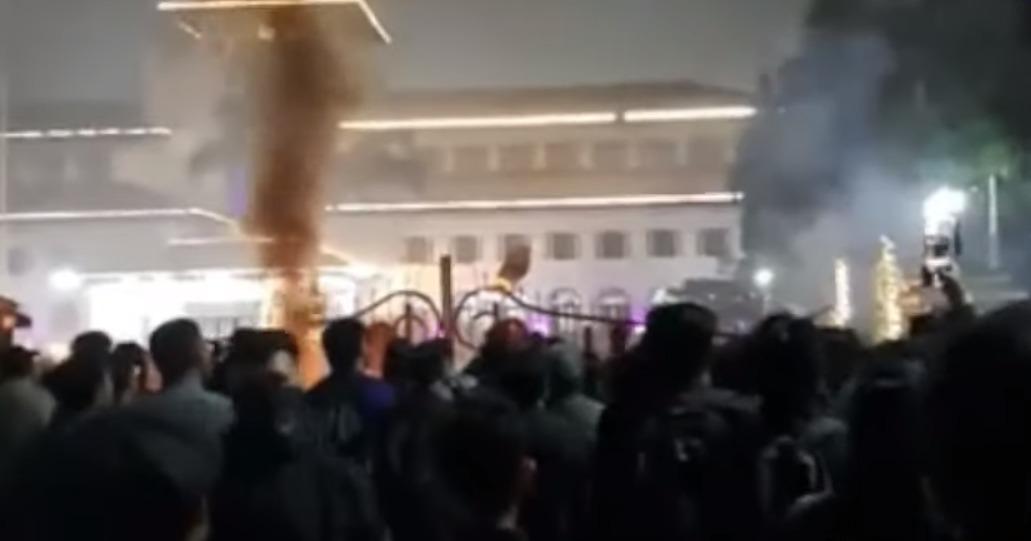 Demo Bandung Lautan Api di Gedung Sate Berakhir Ricuh, Bakar Ban hingga Petasan