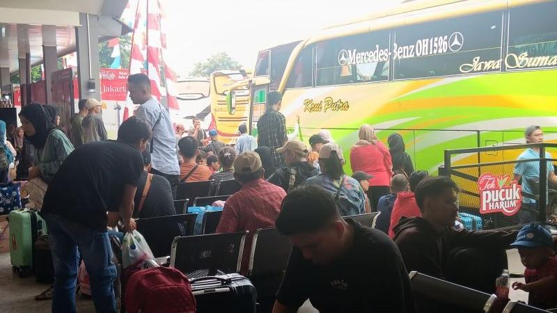 2 Ribu Pemudik Padati Terminal Kalideres H-1 Lebaran 2024