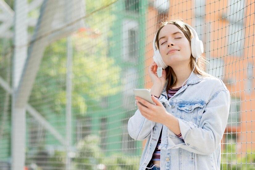 Mendengarkan Musik melalui Earphone dengan Volume Kencang dapat Picu Gangguan Pendengaran