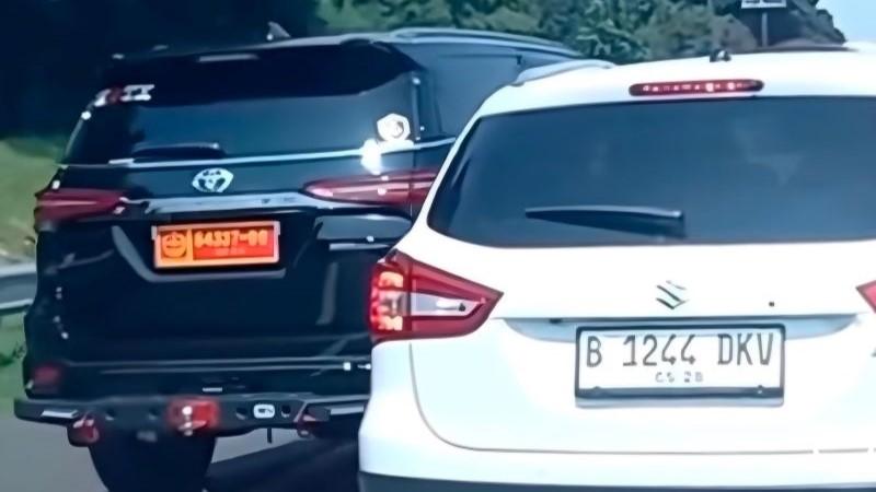 Pengendara Arogan Sempat Buang Pelat Dinas TNI Palsu