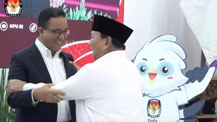 Saat Prabowo Guncangkan Badan Anies Dibalut Tawa Berujung Salaman
