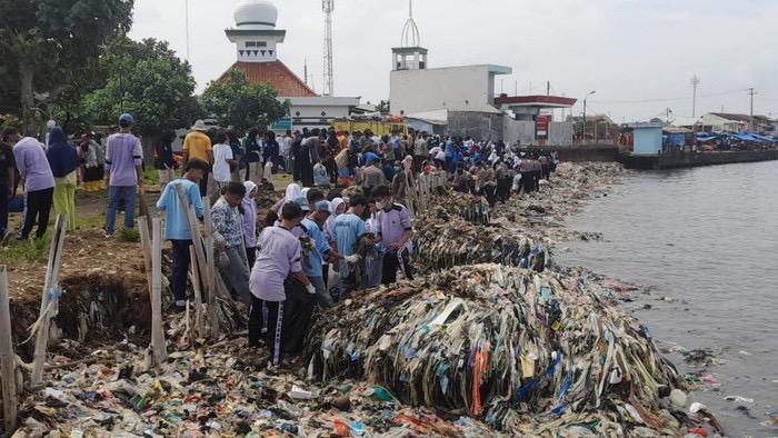 Jadi Sorotan gegara Sampah, Bupati Pandeglang-Warga Gotong Royong Bersihkan Pantai Teluk