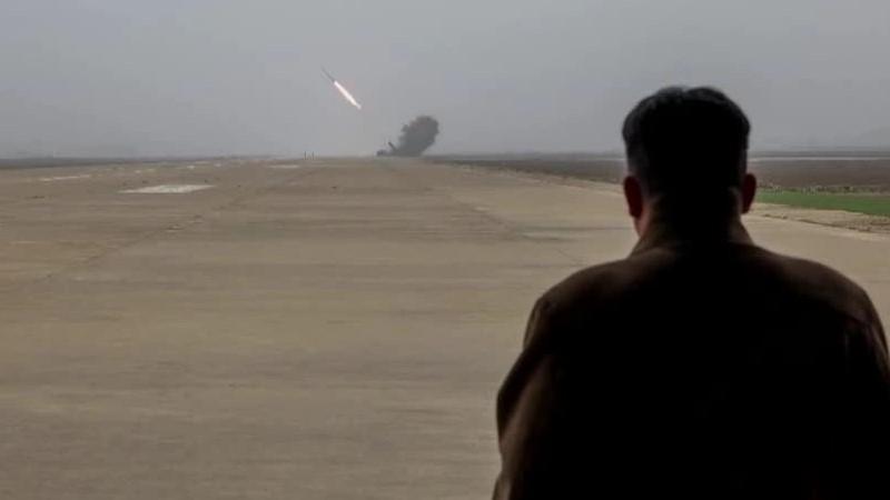 Kim Jong-un Pantau Langsung Uji Coba Peluncuran Roket Multiple 240 Milimeter