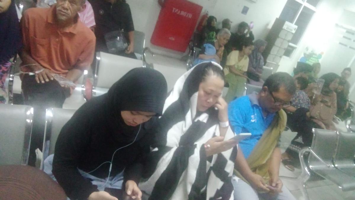 Banyak Pasien Berhamburan ke Luar Gedung RSUD Syamsuddin Kota Sukabumi