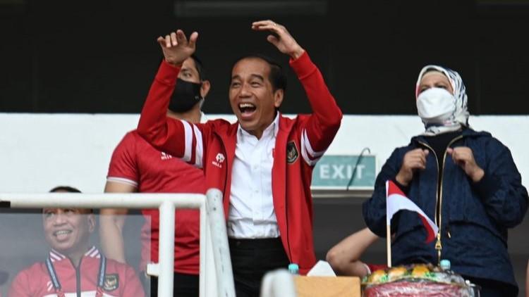 Jokowi Ajak Menteri-Relawan Nobar Indonesia vs Uzbekistan di Istana Kepresidenan