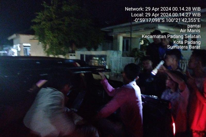 2 Pelajar Tenggelam di Pantai Air Manis Padang Ditemukan Tewas