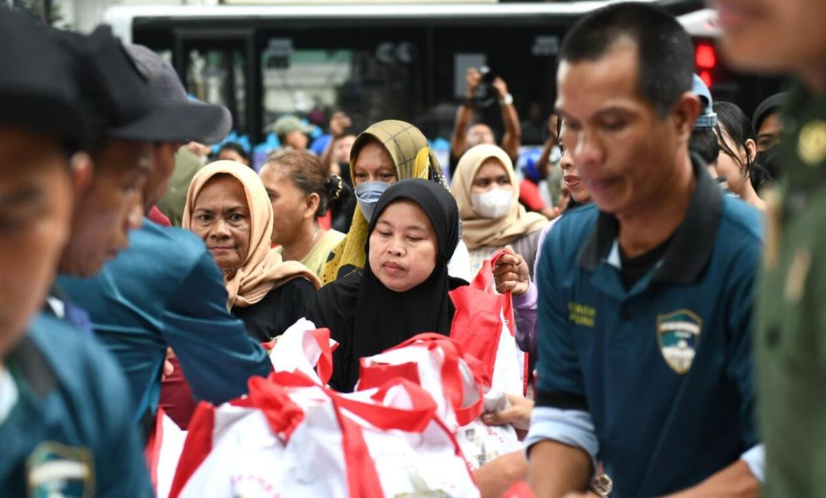 Cerita Warga Mataram Dapat Sembako dari Jokowi