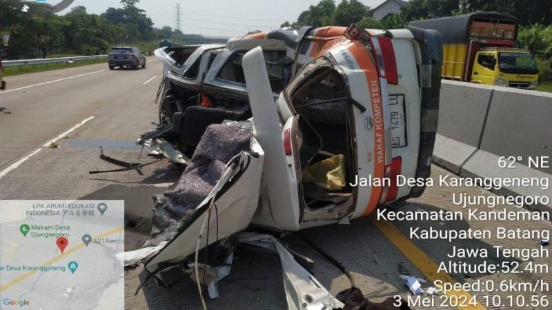 Ambulan Tabrak Truk di Tol Batang, 1 Orang Tewas