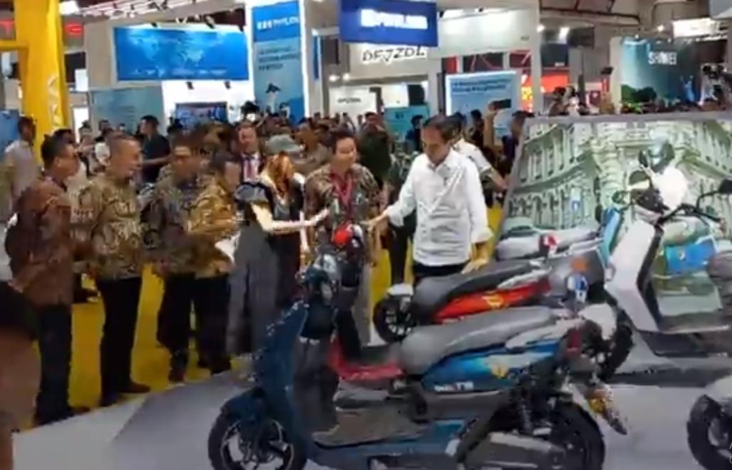 Jokowi Kunjungi Asiabike Jakarta di PEVS 2024