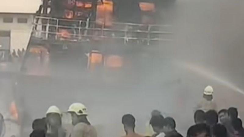Gulkarmat Jakut Kerahkan 60 Personel Padamkan Kebakaran Kapal di Penjaringan