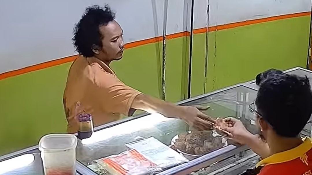 Si Kribo Bayarnya Kurang saat Makan di Warteg Kebon Kacang Berakhir Damai