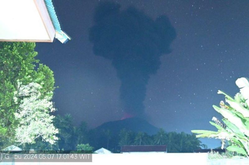 Gunung Ibu di Halmahera Erupsi, Muntahkan Abu Setinggi 2.000 Meter