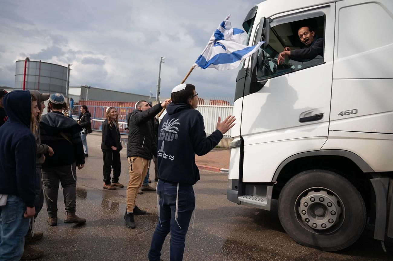 Berulah Lagi, Pemukim Israel Blokir Jalur Truk Pengangkut Bantuan Kemanusiaan ke Gaza