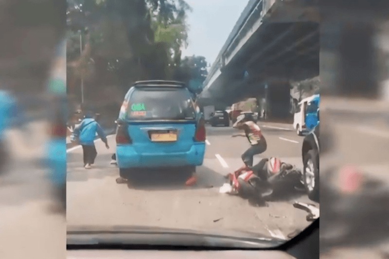 Angkot Tabrak Ojol dan Penumpangnya di Ciracas