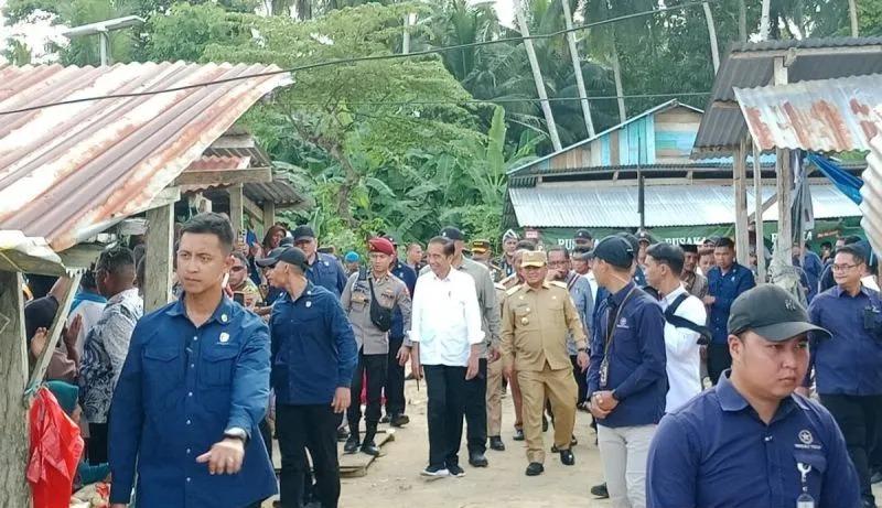 Presiden Jokowi Disambut Antusias Warga saat Kunjungi Pasar Kambara Sultra