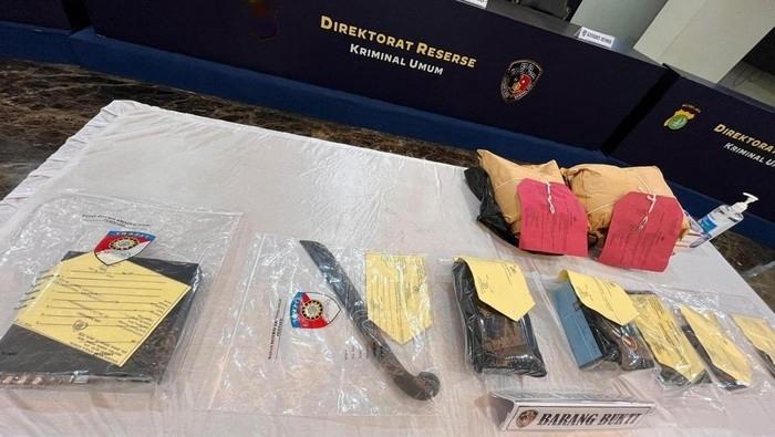 Polda Metro Jaya Pamerin Barang Bukti Kasus Ponakan Bacok Paman hingga Tewas di Pamulang