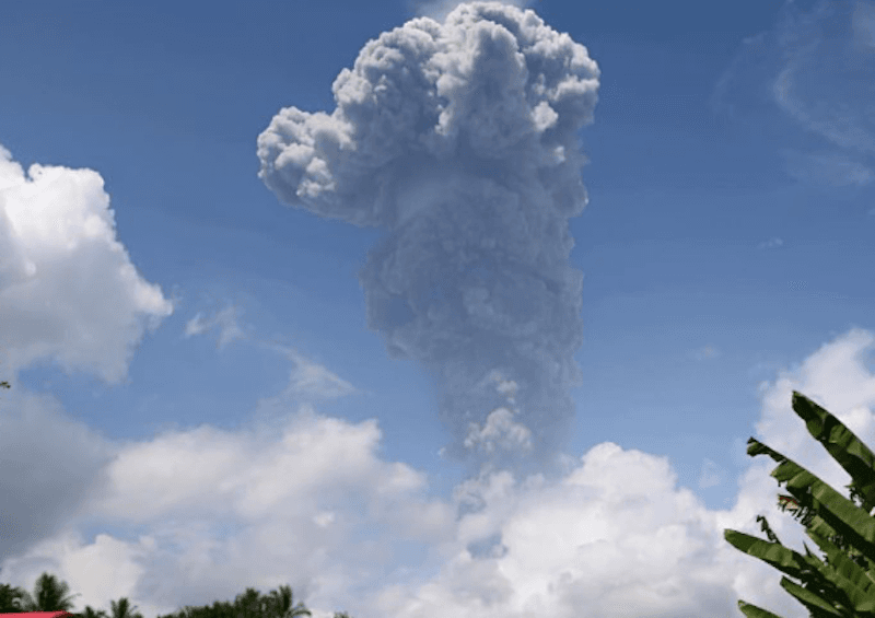 Gunung Ibu Lontarkan Abu Vulkanik Setinggi 5 KM
