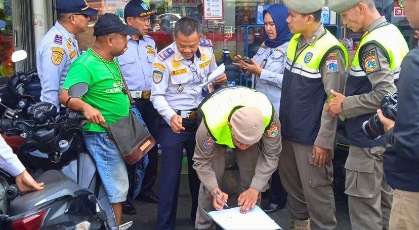 Satpol PP-Dishub DKI Tertibkan 55 Jukir Liar Minimarket