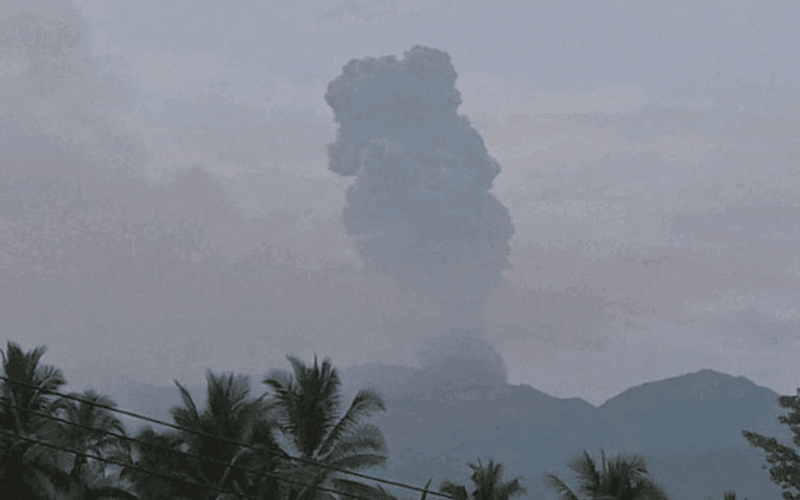 Gunung Dukono Erupsi Menghembuskan Abu Vulkanik Setinggi 1,2 Kilometer