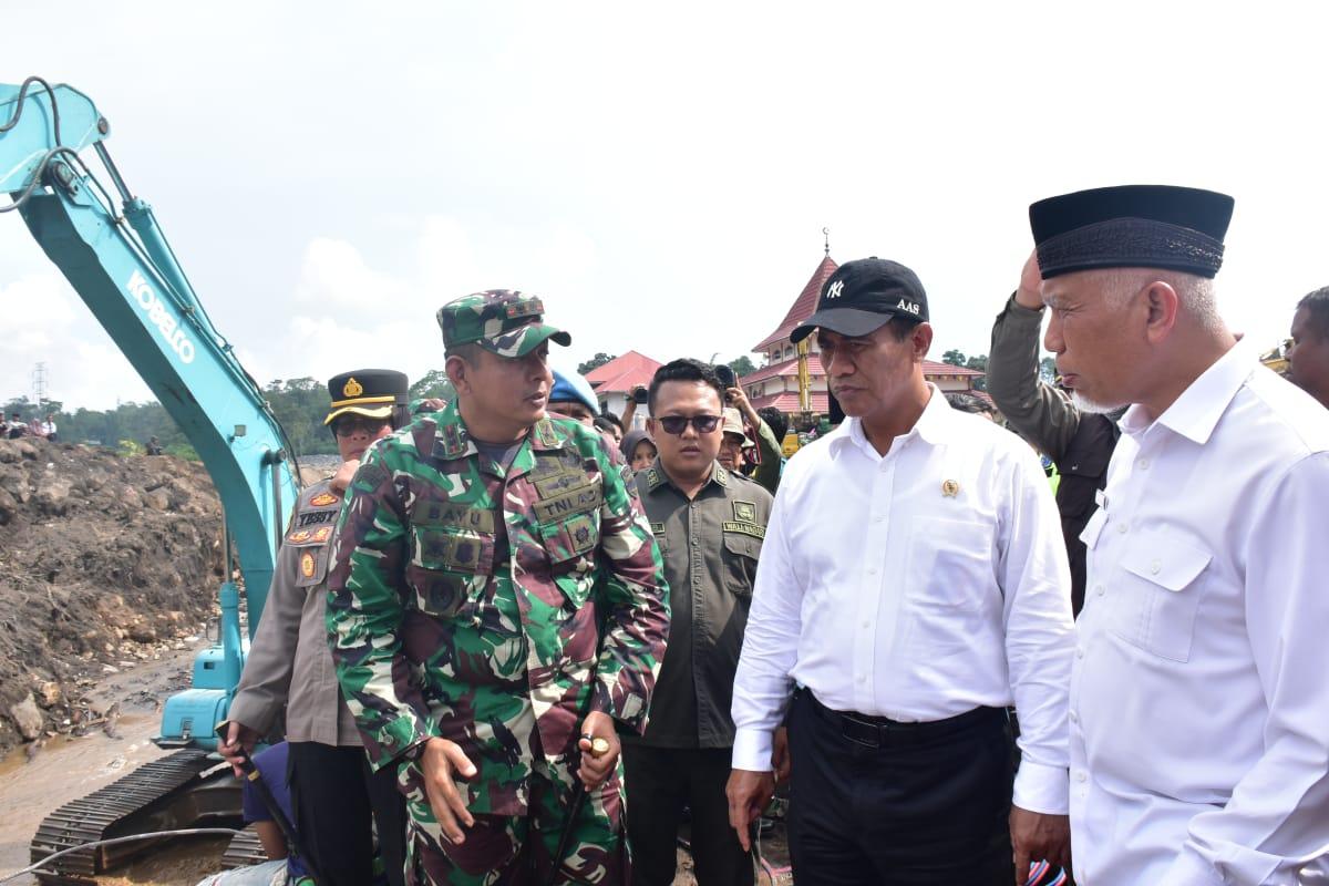 Mentan Amran Bantu Langsung Korban Banjir dan Longsor di Kabupaten Agam