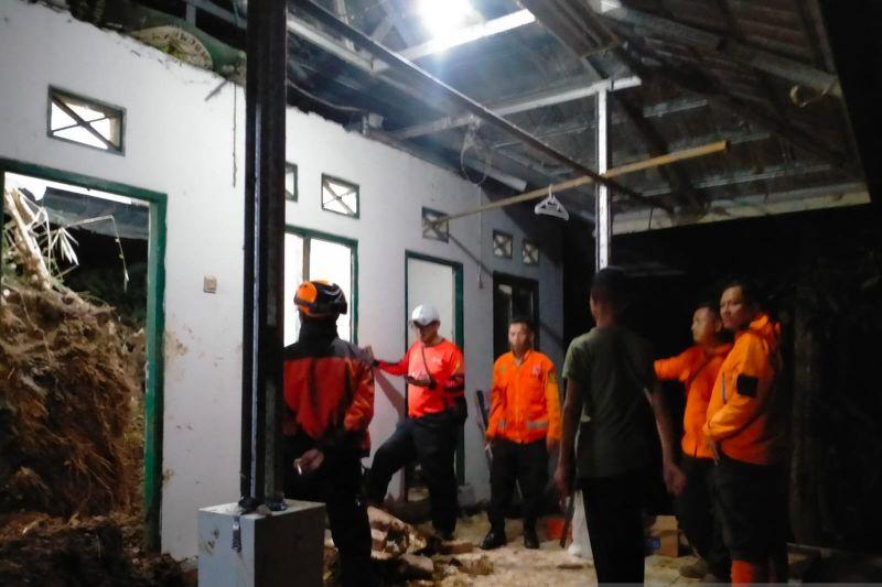 Longsor di Ponpes Yaspida Sukabumi, 1 Sekuriti Tewas Tertimbun