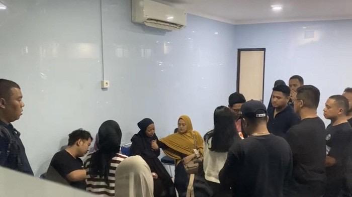 Isak Tangis Keluarga Korban Pesawat Latih Jatuh di BSD saat Tiba di RS Polri