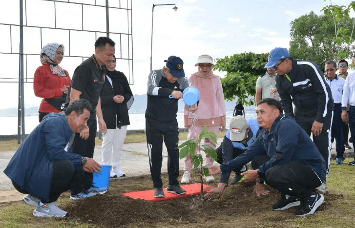 Wapres Ma'ruf Tanam Pohon Sukun Bareng Istri saat Kunker ke Mamuju Sulbar